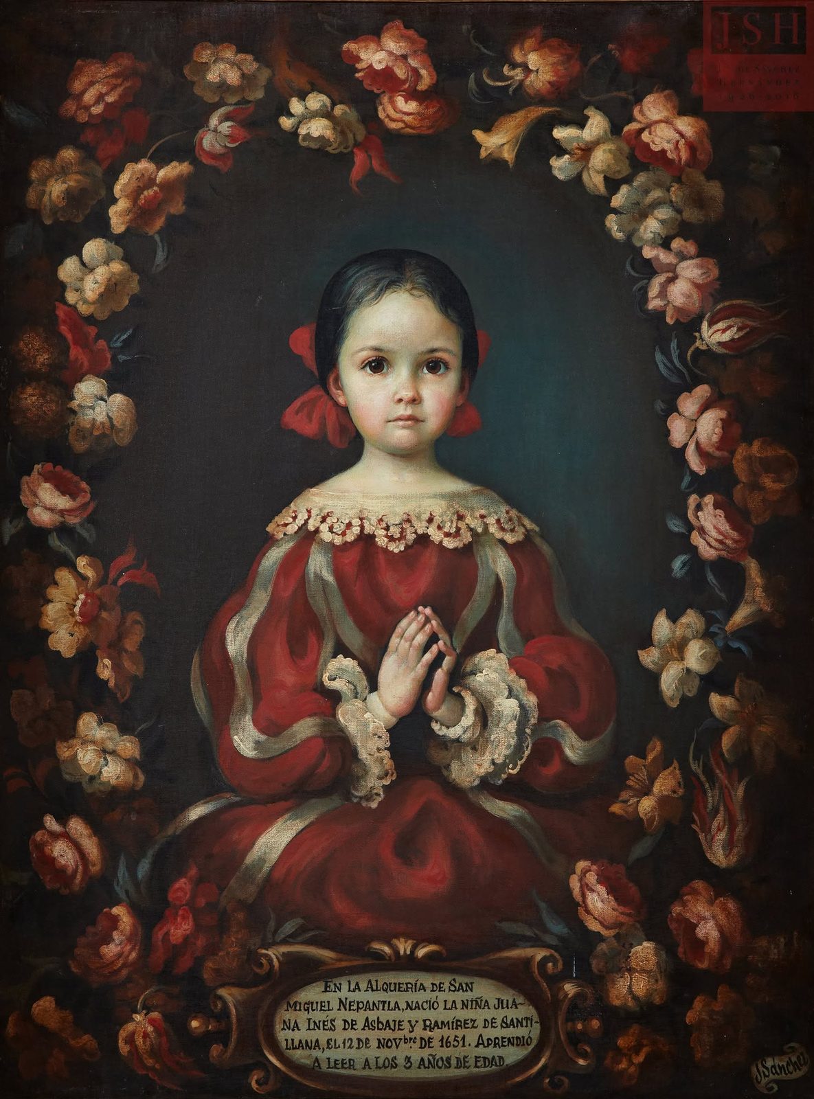 Niña pequeña con vestido rojo y las manos juntas, encerrada en una guirnalda cerrada de flores