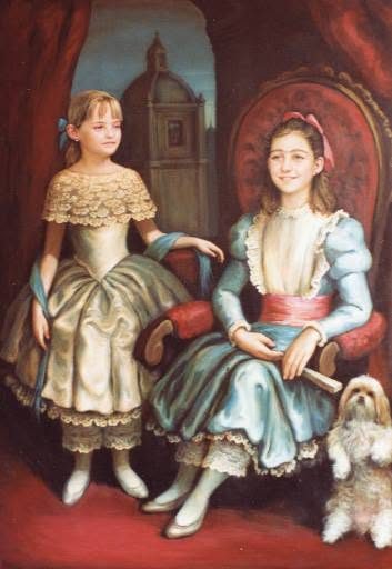 Dos niñas con vestidos de época sentadas junto a un sillón de terciopelo rojo, con un perro blanco a la derecha